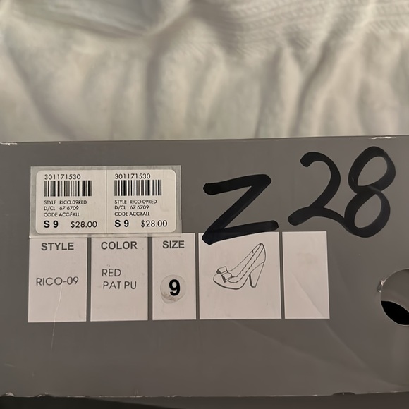 Womens red 4 1/2 inch heels sized 9 - Picture 8 of 8